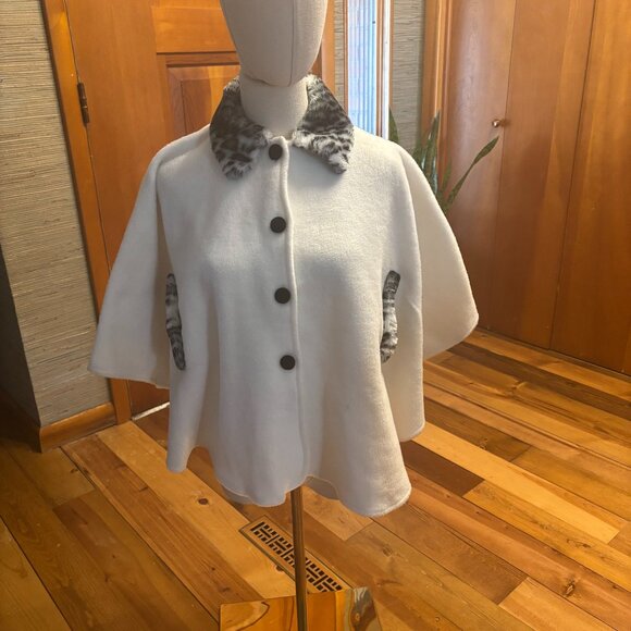 Christie Brooks Girls Cape - Picture 1 of 4